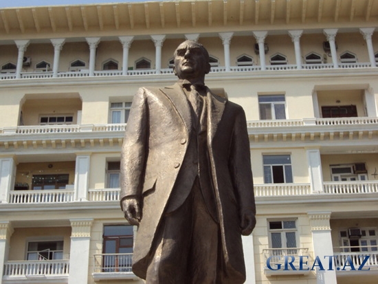 Mustafa Kemal Atatürkin Bakıda  Abidəsi (13 foto)